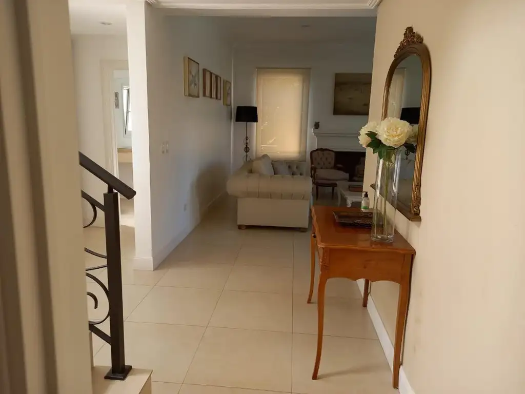 Casa En Venta En La Lomada De Pilar - 4 Dormitorios - Argenprop