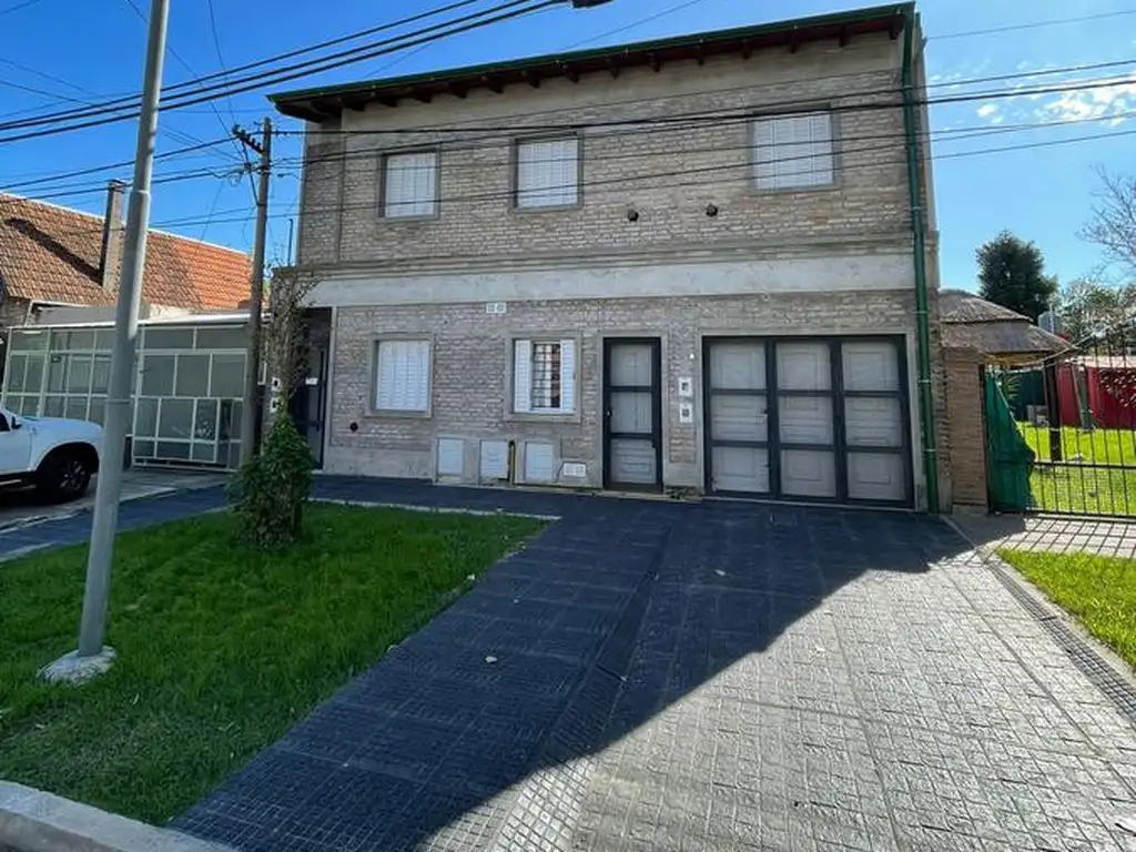 Casa en  baigorria calle chile 500 desarrollada en dos plantas con jardin