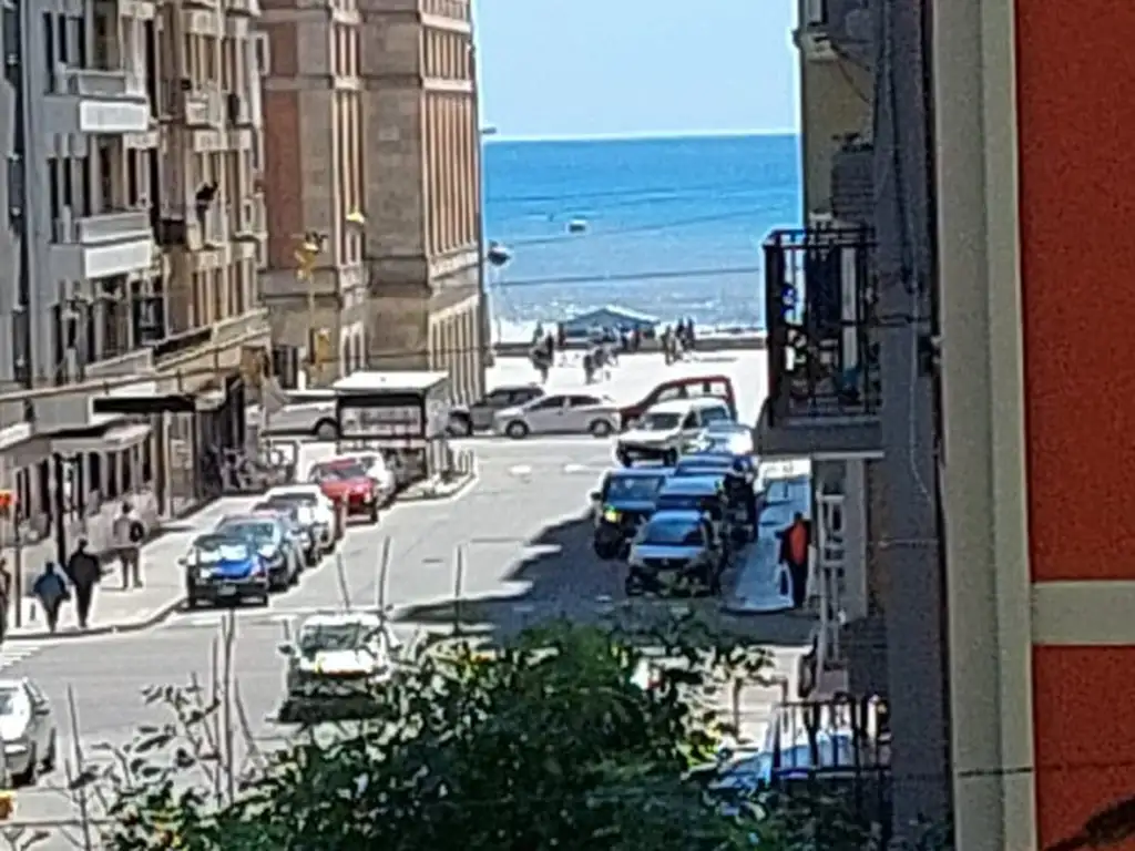 Paseo Aldrey Al frente con balcón y vista al mar. ver  donde dice leer más