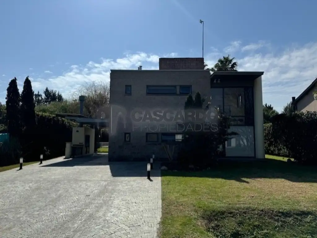 Hermosa casa de 4 ambientes muy luminosa con piscina cercada.