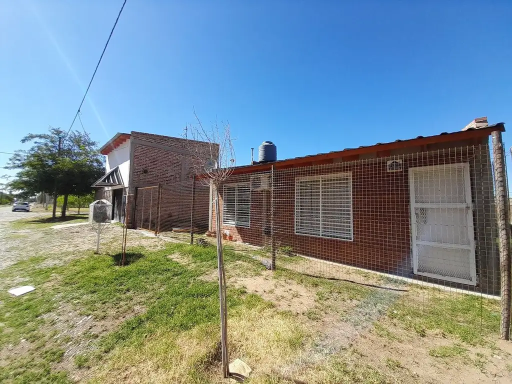 VENTA DE 2 CASAS EN PLOTTIER, PCIA NEUQUEN.