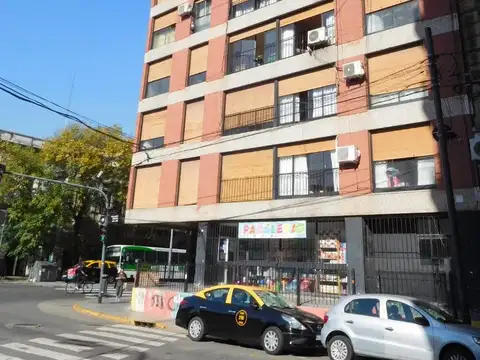 DEPARTAMENTO DE 3 AMBIENTES AL FRENTE S/ AVDA  MUY LUMINOSO