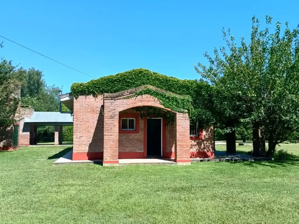 2400 m2  DE TERRENO EN UNA ZONA HERMOSA. CASA CON PISCINA Y QUINCHO !