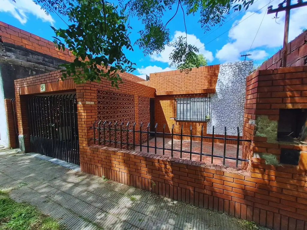 CASA VENTA AZCUENAGA 2 DORMIS CON COCHERA Y JARDIN