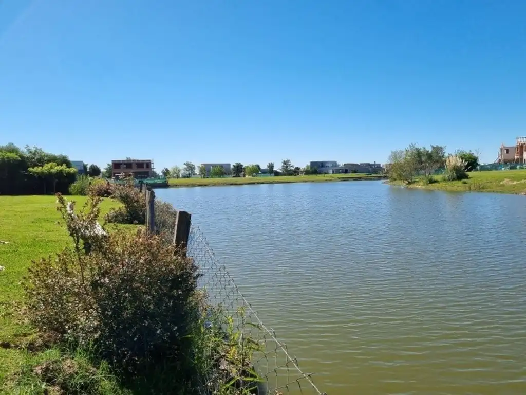 Espectacular lote al agua en Barrio Islas El Canton