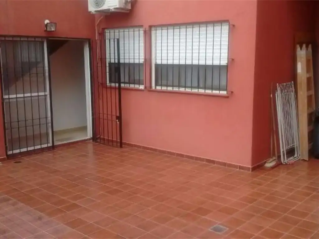 EXCELENTE TIPO CASA EN DOS PLANTAS TOTAL 135 M2 REFACCIONADO