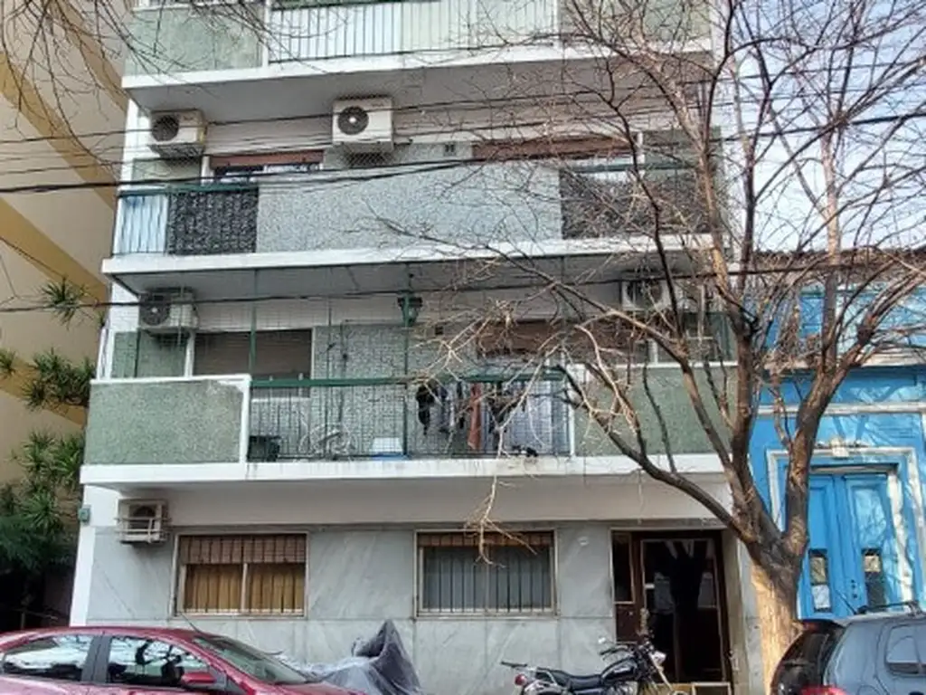 EXELENTE DEPTO DE 3 AMB CON COCHERA EN P.B CON PATIO Y LAVADERO APTO PROFESIONAL EN VENTA