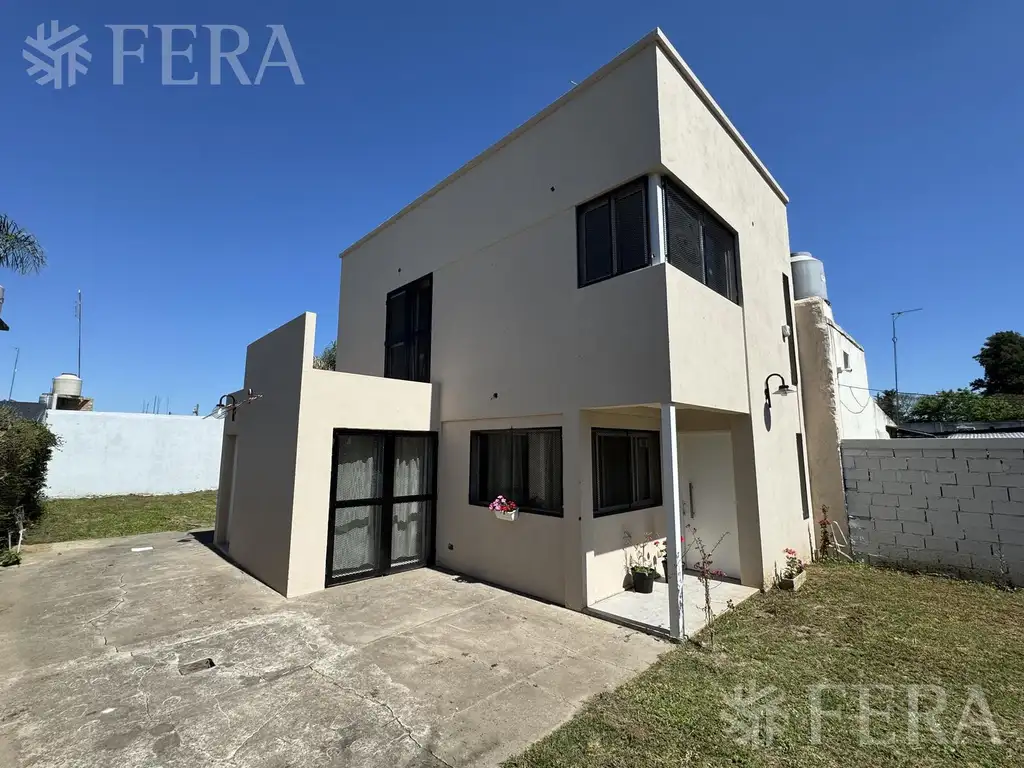 Venta de casa 3 ambientes con jardín en Arturo Segui