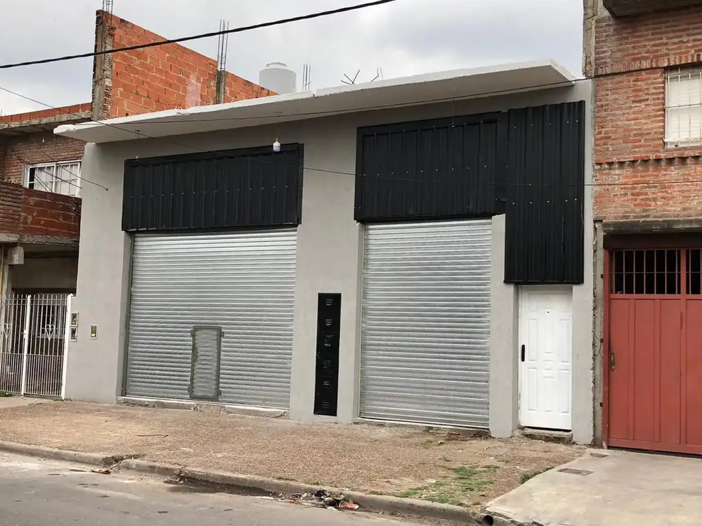 Galpón de Losa 285 m² Cub - 2 Baños - Entre Piso y Patio - Alquilado Con Renta - San Justo