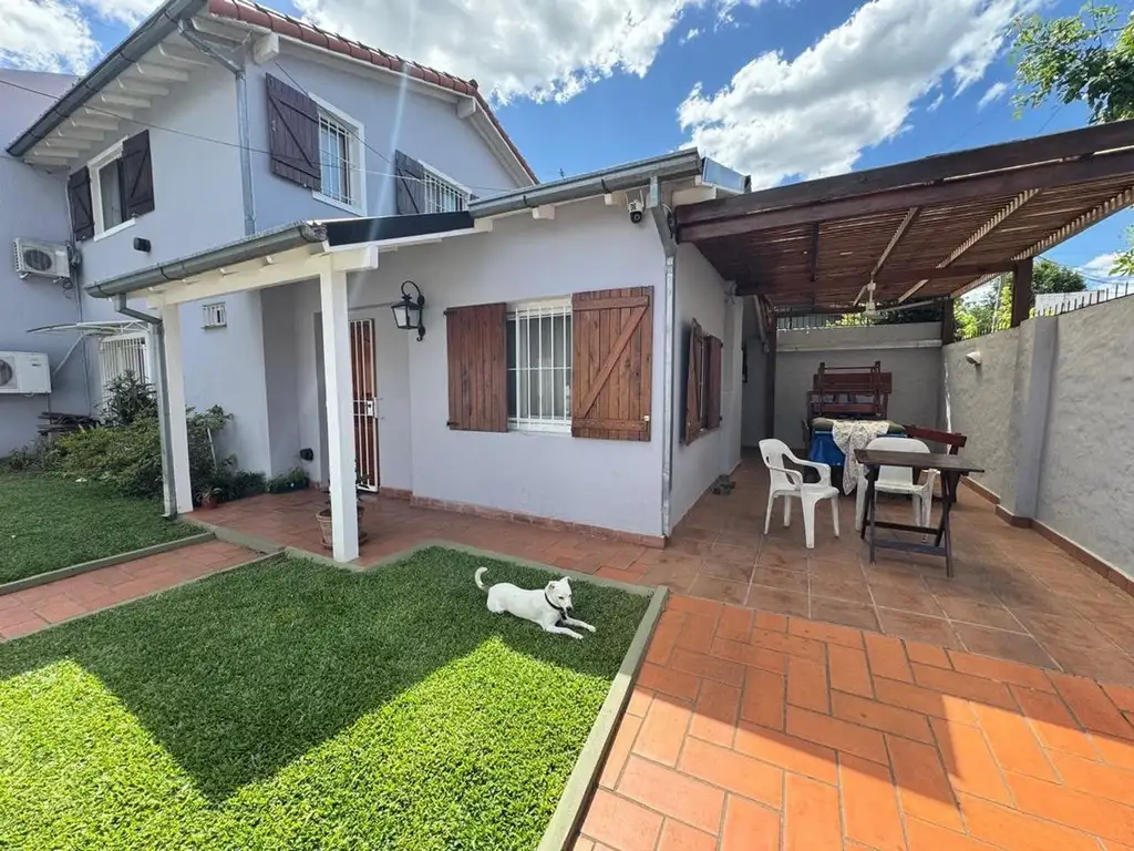 CASA EN VENTA EN ACASUSSO 4 AMB.