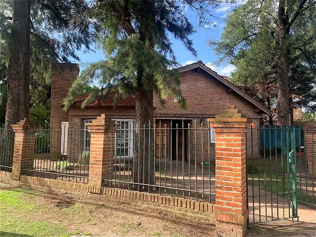 Casa en  venta en  Gral. Rodriguez, con quincho o de departamento de 2 ambientes, ideal 2 familias.