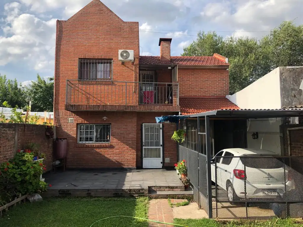 Chalet en venta de 4 ambientes en 2 plantas - Lomas de Zamora