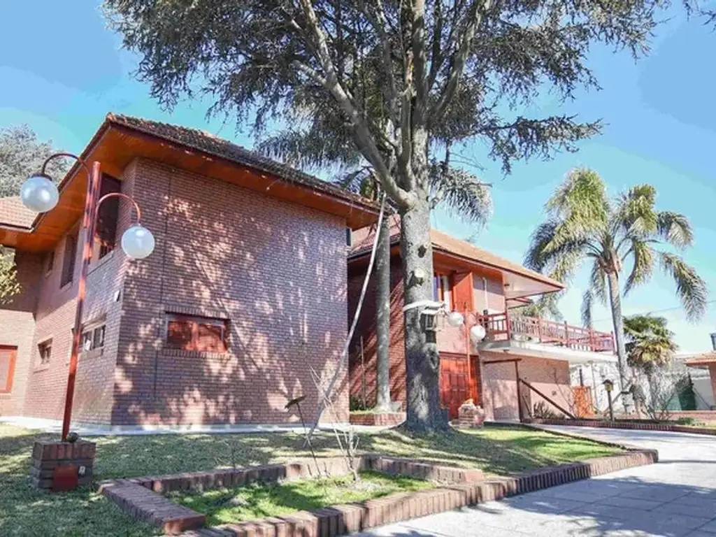 Casa en venta La Plata con pileta, parque