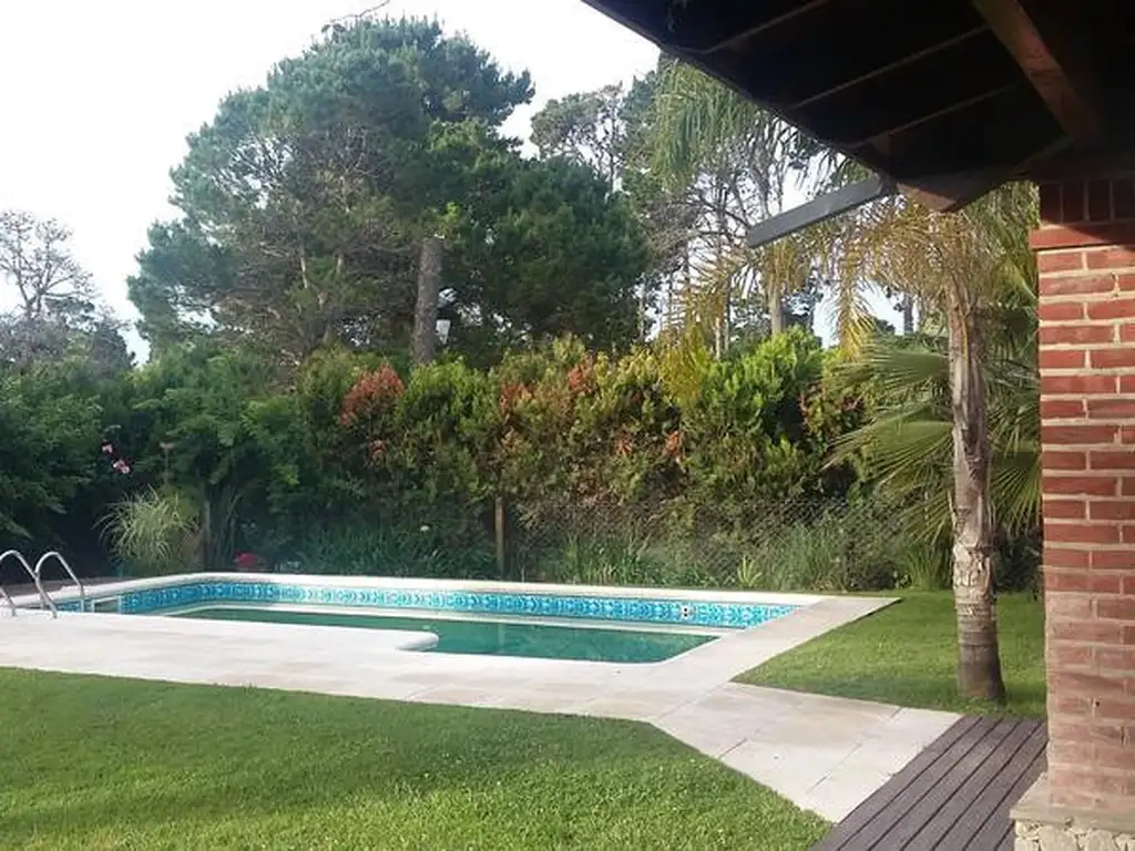 Excelente chalet en los alamos, con piscina climatizada - Pinamar