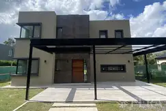 Venta casa 6 ambientes con fondo libre y piscina a laguna en Club Miralagos - La Plata