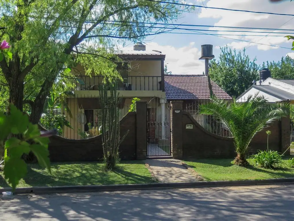 Chalet en venta, dos plantas, 4 dormitorios, parque y pileta