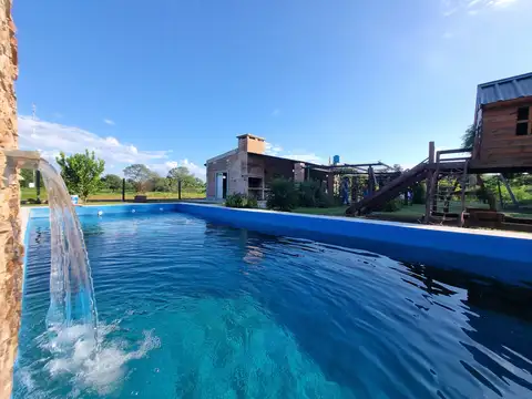 Casa/Quincho con pileta y 2 dormitorios a 200 mts del Río Tragadero