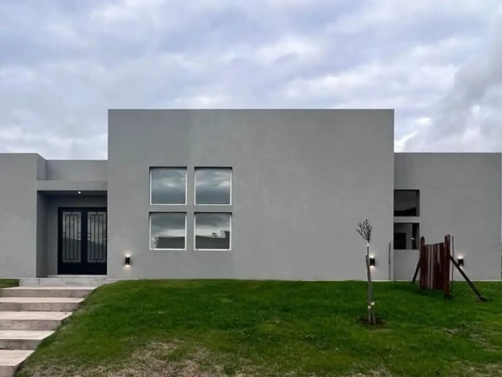 CASA 4 AMB EN VENTA EN SANTA LUCIA PILAR DEL ESTE