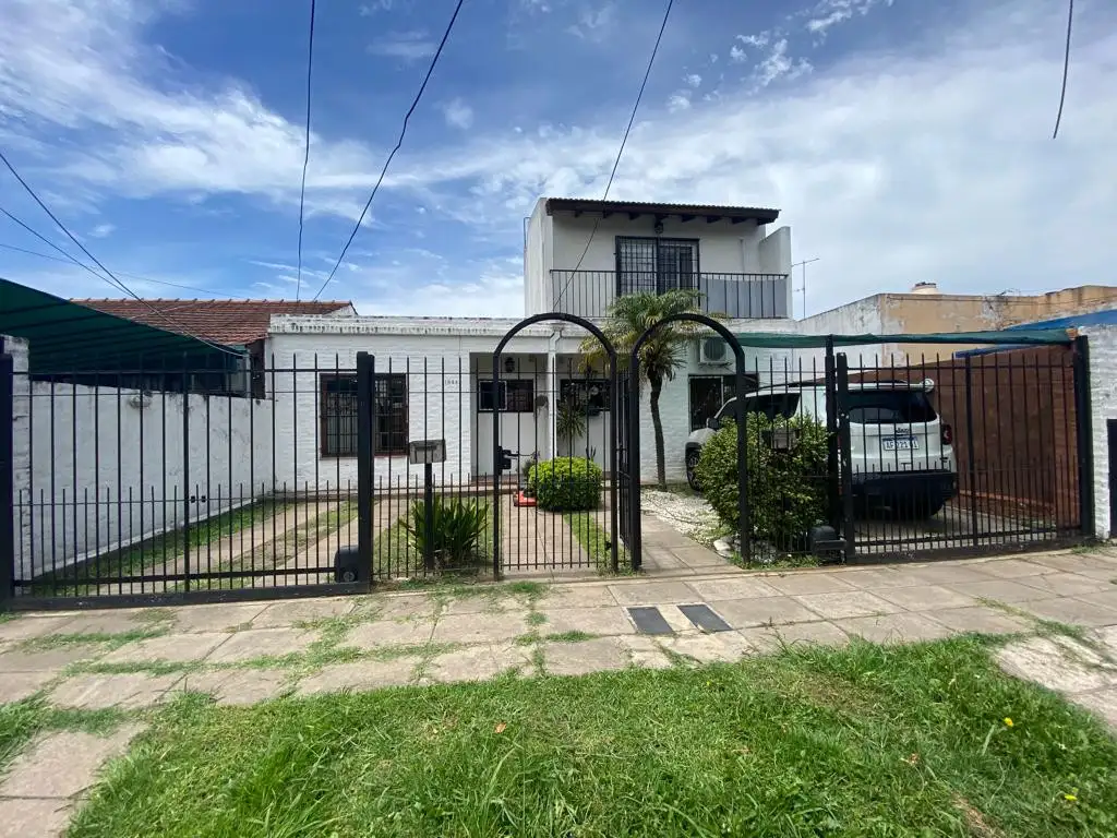 EXCELENTE DUPLEX EN LOTE PROPIO CON COCHERA DESCUBIERTA AL FRENTE