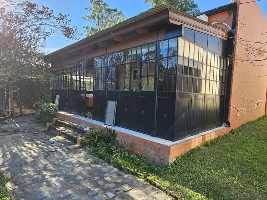 Casa de un dormitorio, con excelente ubicación y jardín. Esteba Lonne y Ángel Turchet