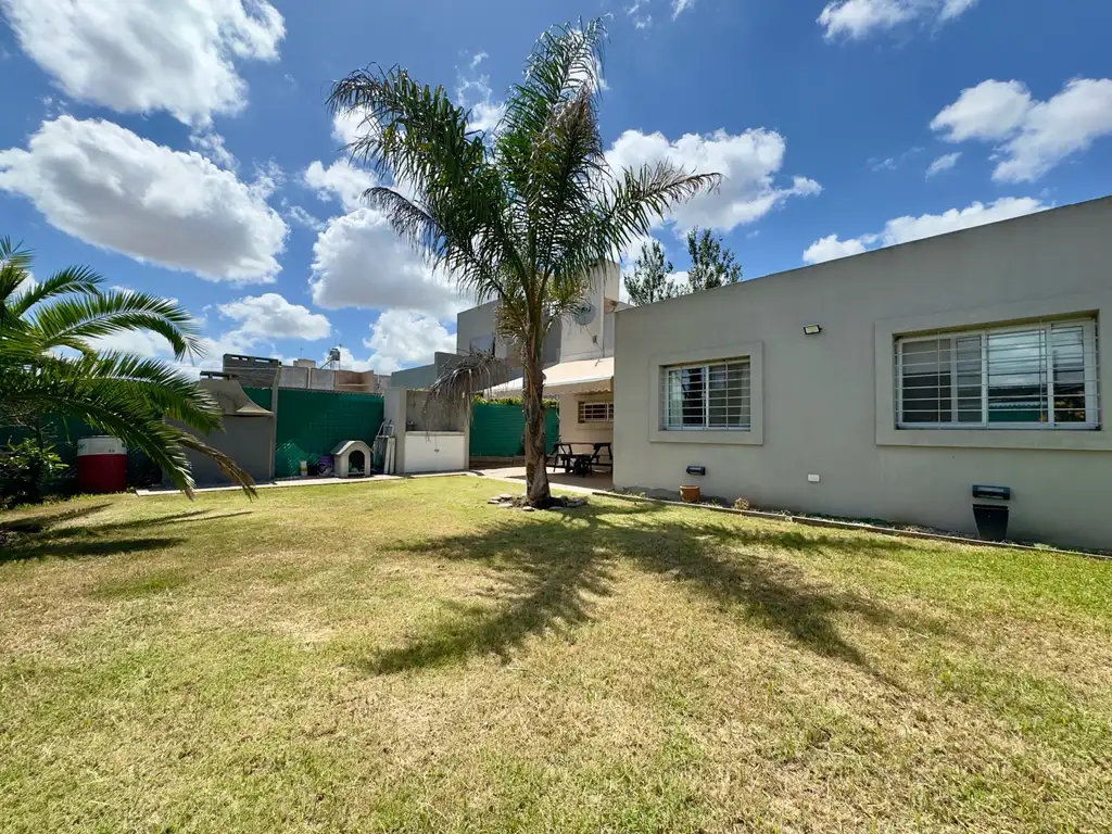 VENTA - Casa de 3 dormitorios con jardín, parrillero y 2 cocheras. Arroyo seco.