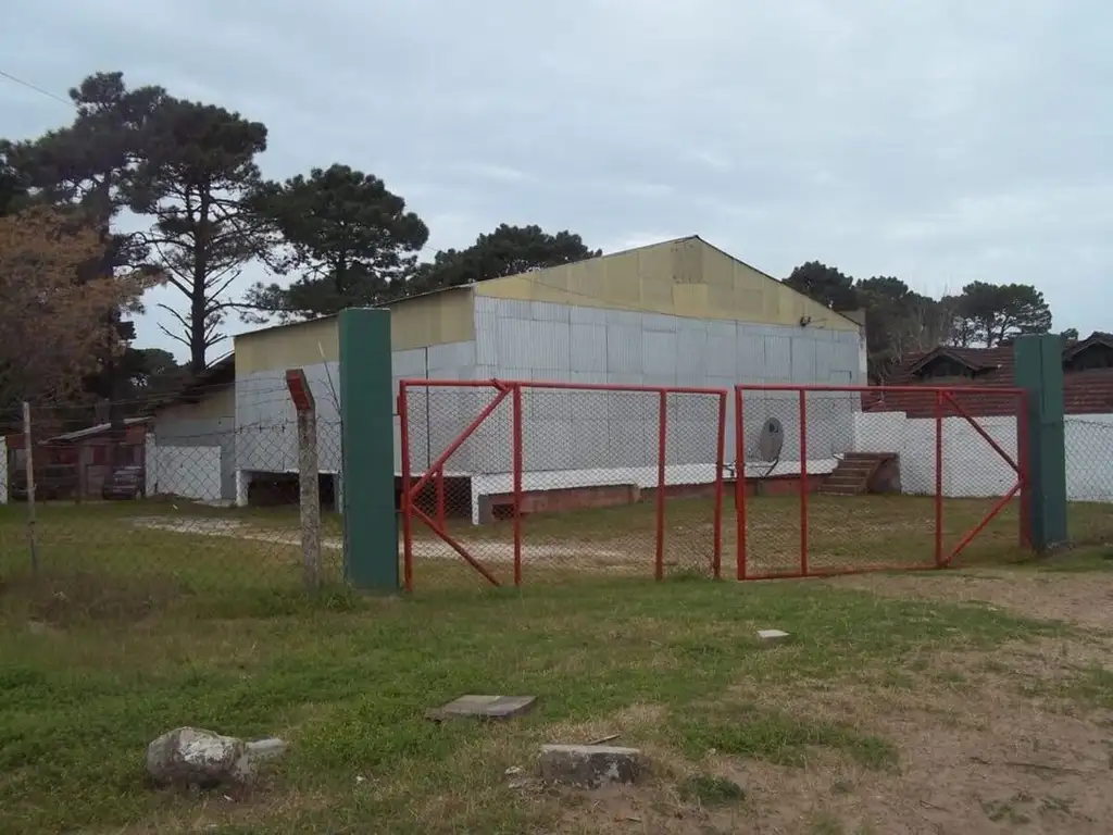 Galpón con Local y Vvda s/Lote 1400m2