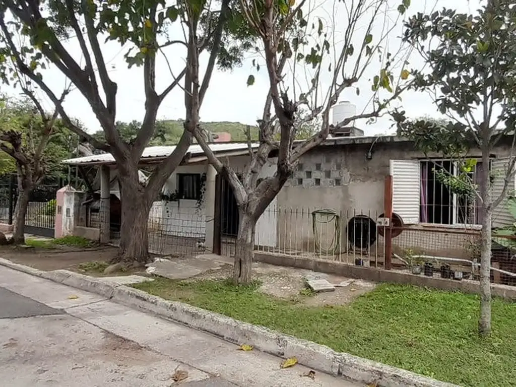 CASA EN VENTA PARA REFACCIONAR EN LA CALERA