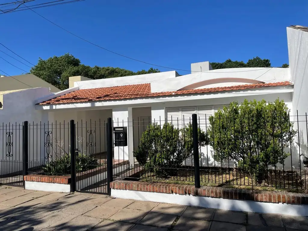 VENTA / CASA / 4 DORMITORIOS / Bº VILLA DEL PARQUE