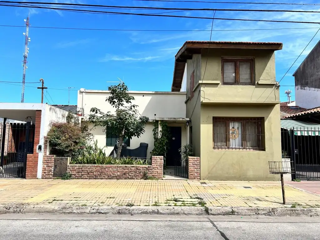 VENTA DE CASA EN MARTINEZ DIVIDIDA EN DOS UNIDADES