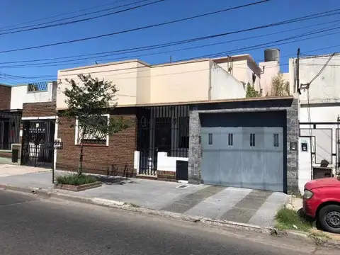 casa al frente de 3 amb. y otra al fondo de 4 amb.APTO CRED.