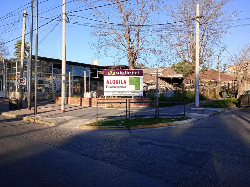 EXCELENTE ESQUINA EN ALQUILER SOBRE AVENIDA DE BERAZATEGUI U$S 2.000.-