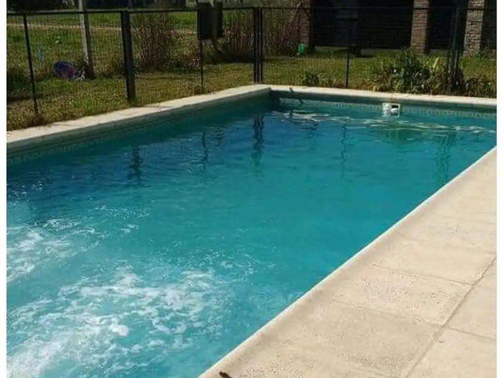 Excelente propiedad con piscina en VENTA- ROLDAN