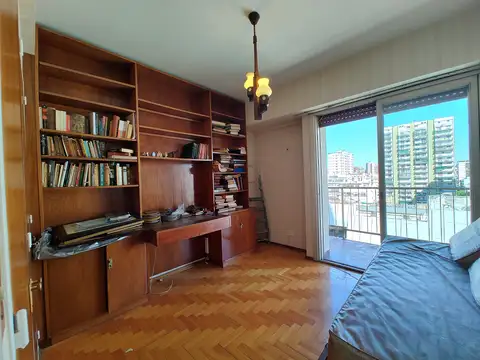 Venta de Departamento de  116 m2 totales, 4 Ambientes con Dependencia, cochera fija y baulera en Torre en Belgrano