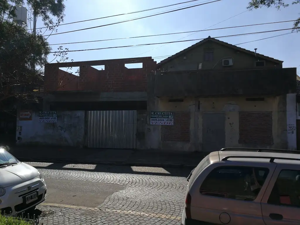 Galpon de 680m2 y tres viviendas de 2 amb. - VENTA