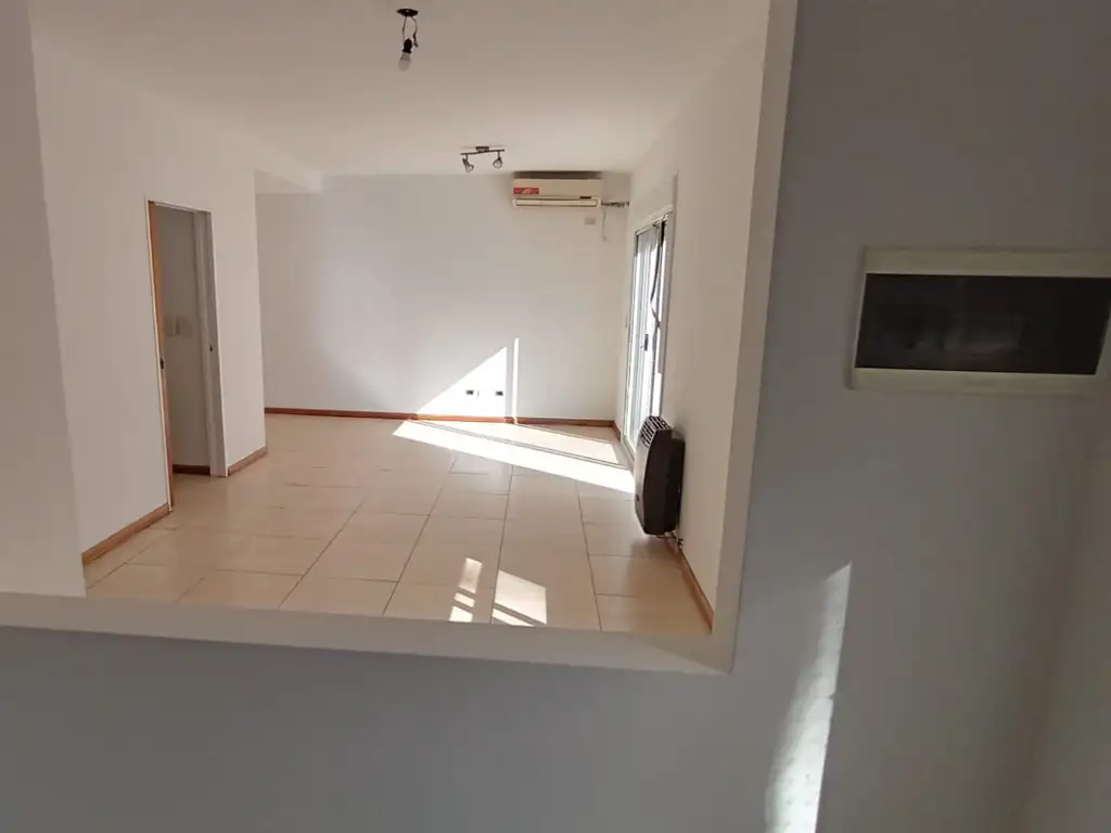 Excelente estado - Departamento en duplex, 3 ambientes - baño y toilette 1° Piso por escalera