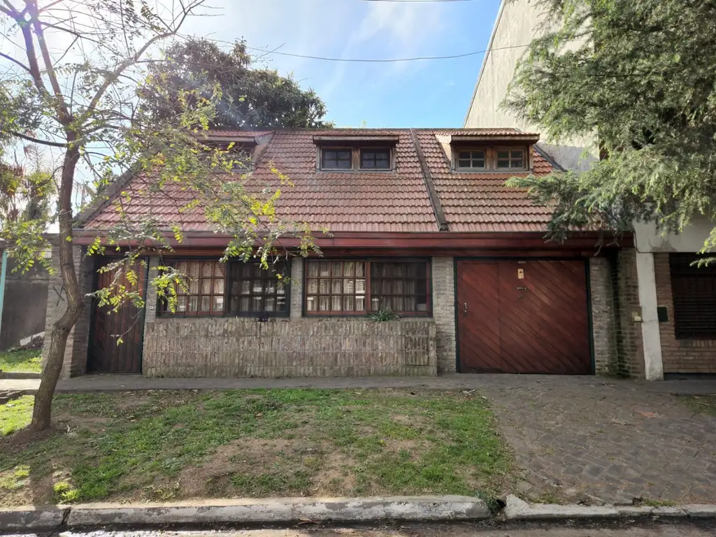 CASA DE 3 AMBIENTES EN VENTA CON LOTE LINDERO ANEXO EN QUILMES OESTE.