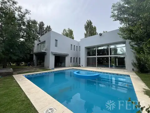 Venta de casa de 4 ambientes con cochera y piscina en Fincas de San Vicente