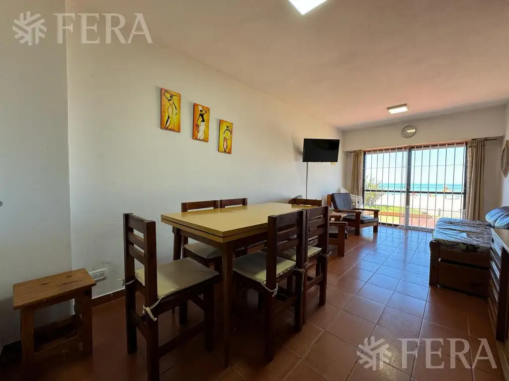 Venta de departamento de 4 ambientes con cochera y patio en Villa Gesell