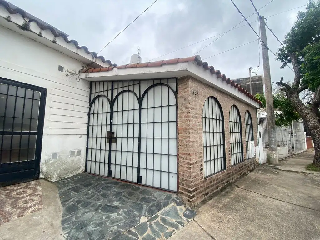 VENTA CASA DIVIDIDA EN 2 DEPTOS VILLA CABRERA