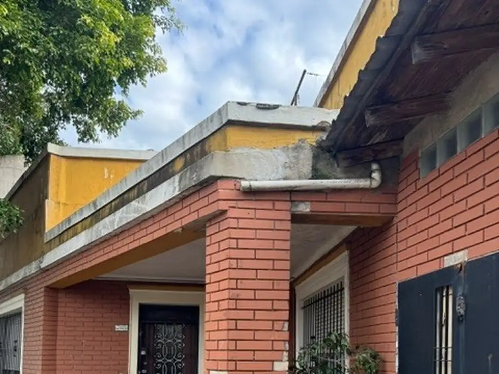 Casa Chalet  en Venta en Castelar, Morón, G.B.A. Zona Oeste