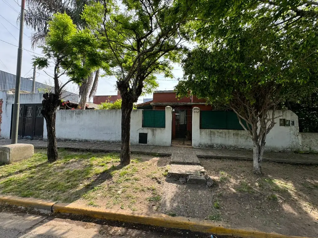 Casa a Refaccionar en Venta en Bella Vista