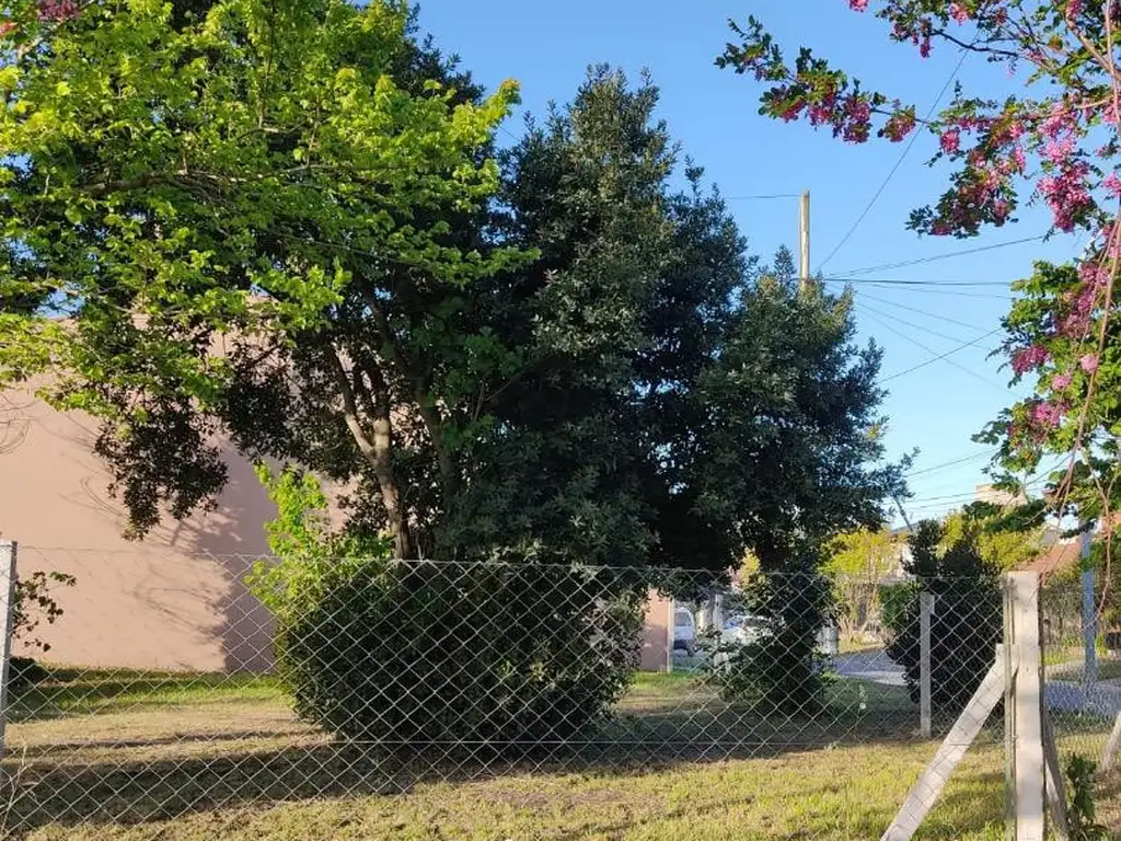 TERRENO - BARRIO LOS PINARES - ESQUINA