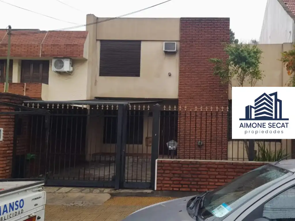 Casa 4 ambientes en venta. San Martin centro.