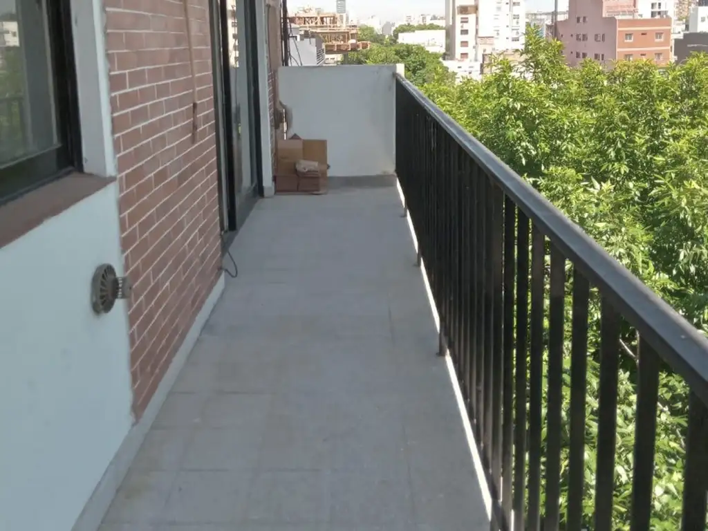 Departamento de 3 ambientes al frente con Balcon corrido de 7 metros