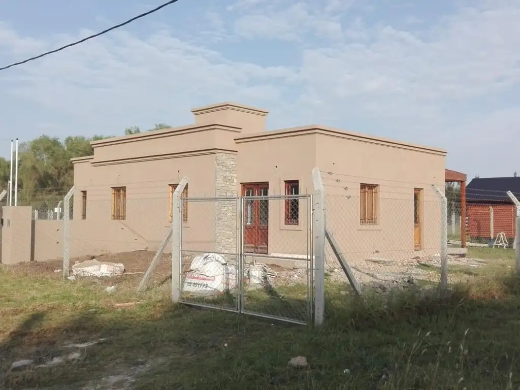 VENTA CASA CAÑUELAS BARRIO LEVENE A 300 MTS RUTA 205