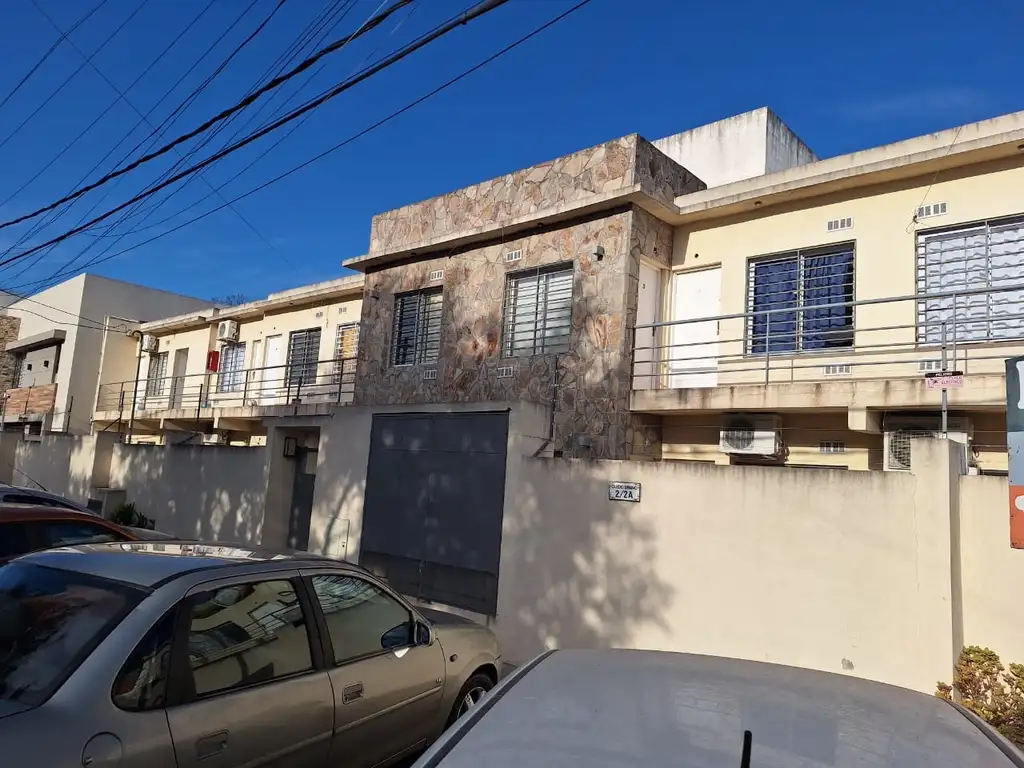 Venta- Excelente Dto. 2 ambientes con patio y espacio guarda coche descubierto - Bella Vista