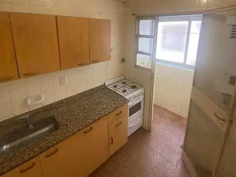 EXCELENTE SEMIPISO DE 2 AMBIENTES CON BAJAS EXPENSAS, COCINA Y LAVADERO INDEPENDIENTE. LUMINOSO.