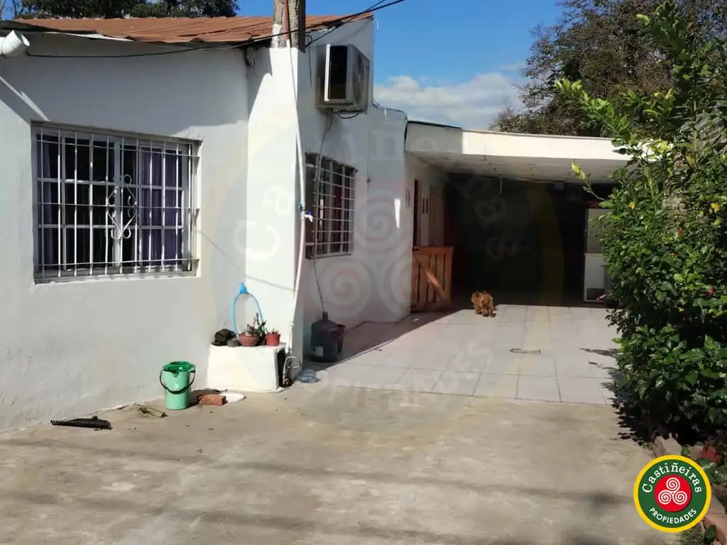 Venta - Casa en esquina - Entrada de auto - 3 Dormitorios y 2 Baños - Oportunidad