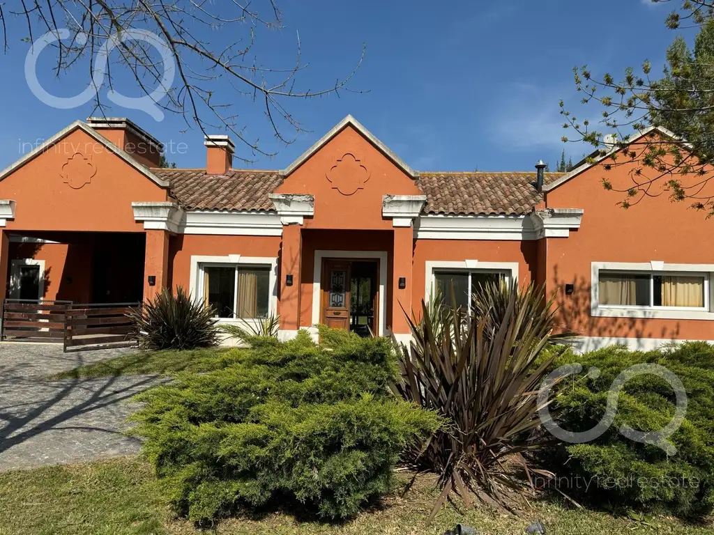 Casa en alquiler anual en Barrio Fincas de San Vicente Sector de Chacras