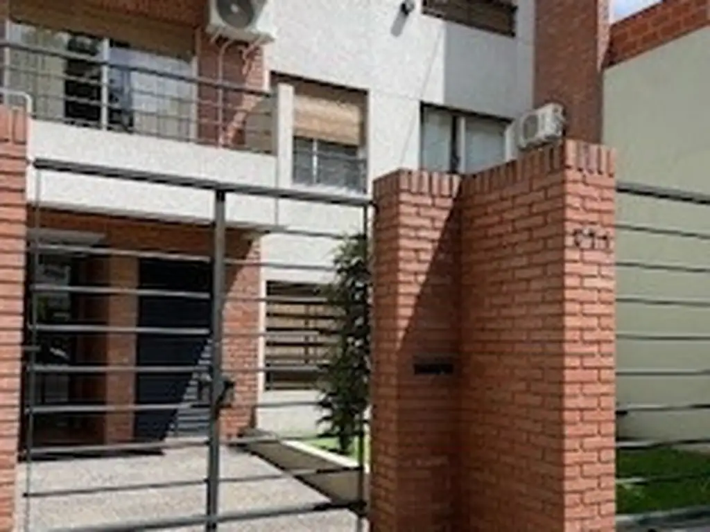 EXCELENTE 3 AMBIENTES CON BALCON AL FRENTE Y PATIO TERRAZA AL CTFTE. BAJAS EXPENSAS IMPEC ESTADO